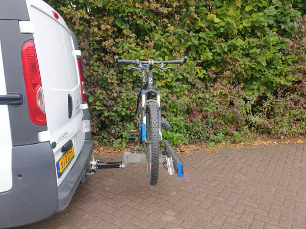 Trekhaakverlenger op bus met fietsendrager