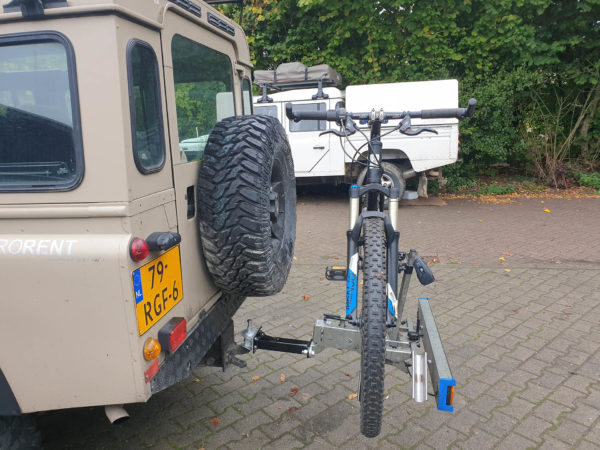 Trekhaakverlenger op Land Rover Defender met fietsendrager