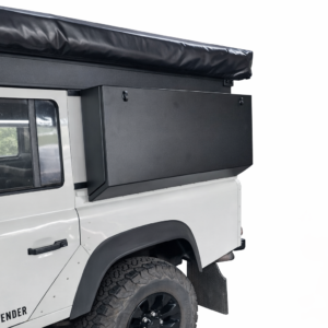 Side storage box dichtgeklapt op Land Rover Defender 110 Side storage box dichtgeklapt en afsluitbaar op Defender 110