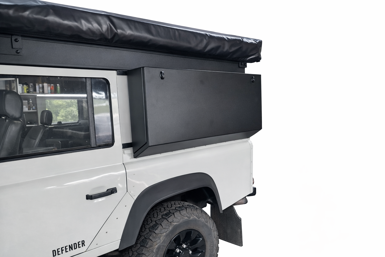 Side storage box closed and lockable on a Defender 110