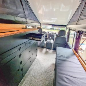 Komplettes Camper-Interieur in einem Land Rover Defender 110: Küchenschrank, Sitzbank und Querschrank