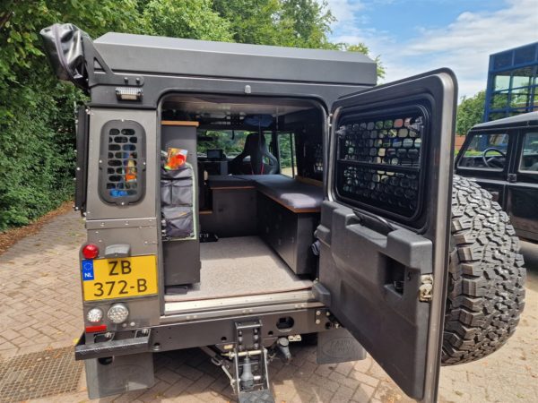 Land Rover Defender 110 mit Camper-Interieur und geöffneter Heckklappe
