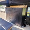 Aluminium-Küchenschrank mit Schubladen und abschließbaren Klappen in einem Land Rover Defender 110