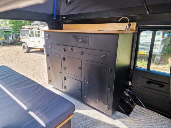 Aluminium-Küchenschrank mit Schubladen und abschließbaren Klappen in einem Land Rover Defender 110