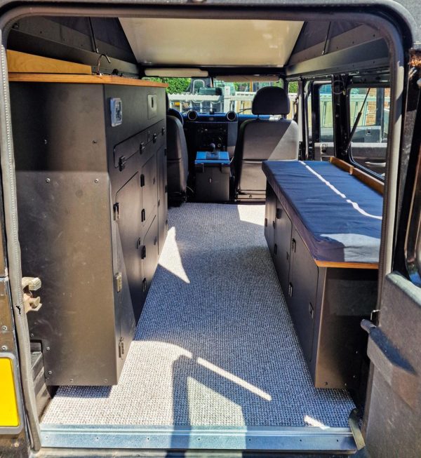 Übersicht Camper-Interieur Defender 110 mit Küchenschrank, Querschrank und Sitzbank