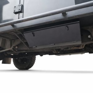 Chassis storage box unter dem Fahrgestell eines Land Rover Defender montiert, Beifahrerseite
