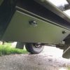 Chassis storage box gemonteerd dicht Chassis storage box geschlossen montiert unter einem Land Rover Defender, Radseite