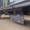 Chassis storage box gemonteerd open Chassis storage box offen montiert unter einem Land Rover Defender