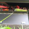Chassis storage box in gebruik gevuld Geöffnete chassis storage box gefüllt mit Starthilfekabeln und Bergungsausrüstung unter einem Defender