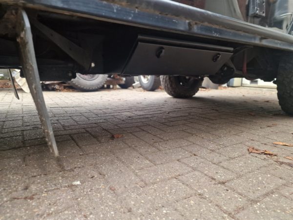 Chassis storage box onderzijde Defender Chassis storage box unter dem Fahrgestell eines Land Rover Defender montiert, niedrige Perspektive